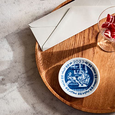 Royal Copenhagen Plakette 2023 Weihnachtsbacken aus Porzellan hergestellt, Farbe: Blau, Durchmesser: 8,5 cm, 1066050 im Sale